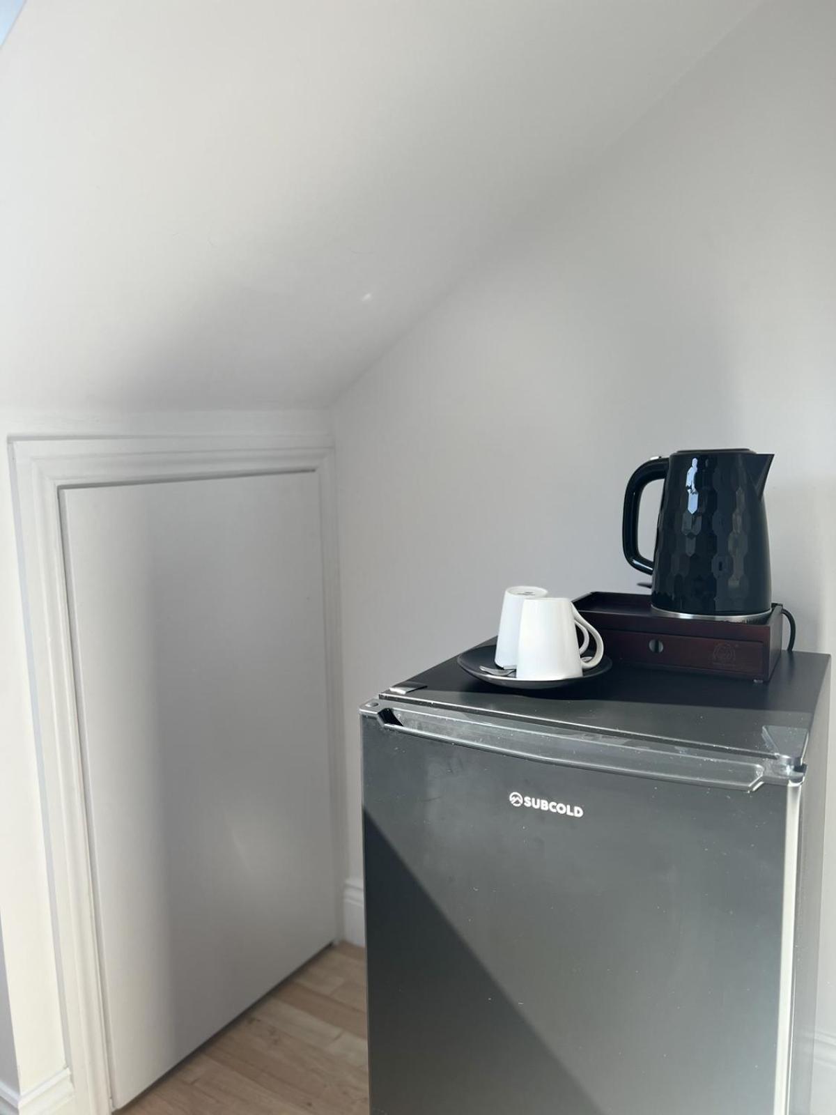 4 Wharncliffe Drive Hotel Hanwell Room photo